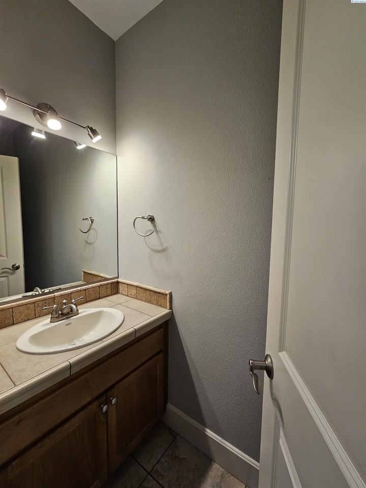 493 Columbia Point Dr - Photo 2 of 26