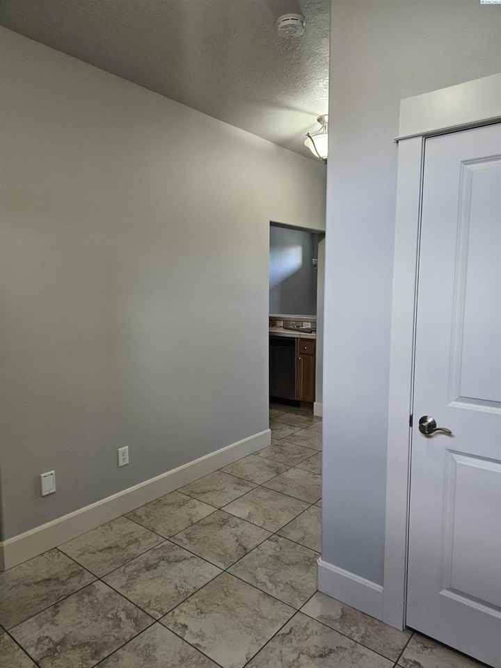 493 Columbia Point Dr - Photo 3 of 26