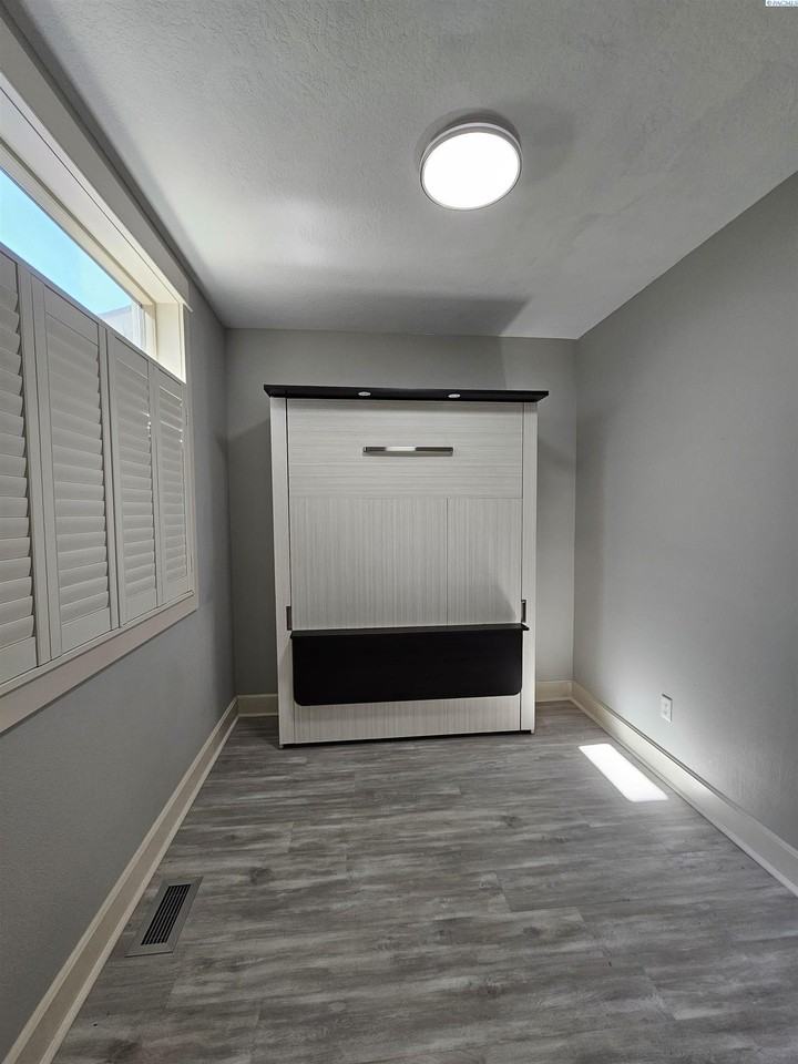 493 Columbia Point Dr - Photo 4 of 26