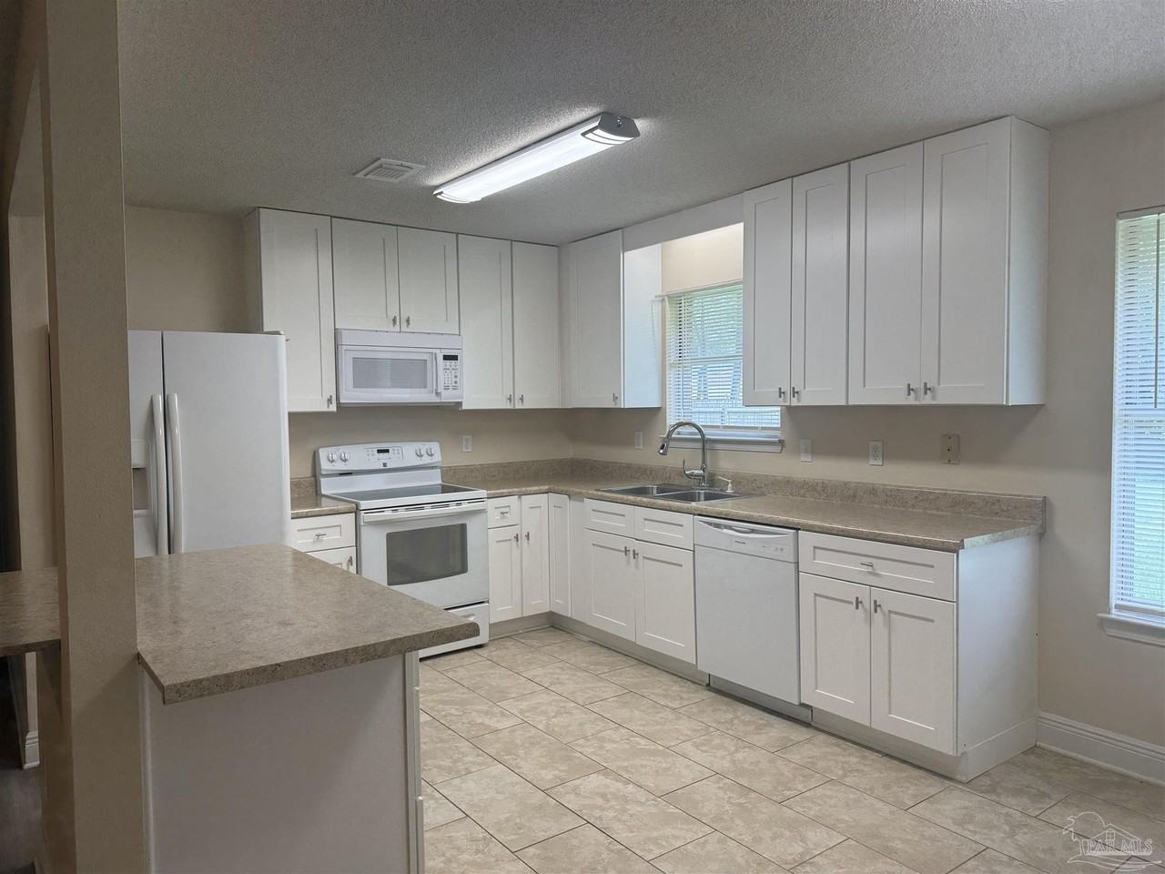 321 Forest Hills Dr - Photo 2 of 8