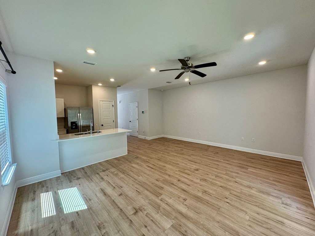272 Prado St - Photo 4 of 29