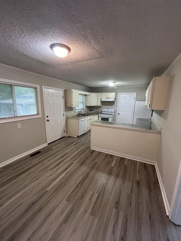 1320 Parker Ave Sw - Photo 3 of 11