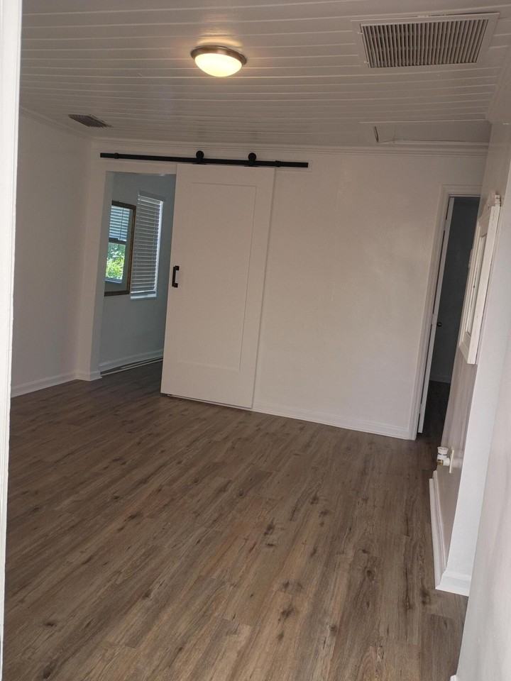 118 Urquhart St - Photo 3 of 12