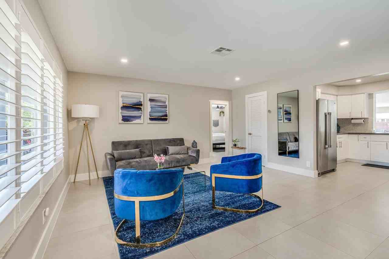 300 Se 8th Ct - Photo 2 of 25