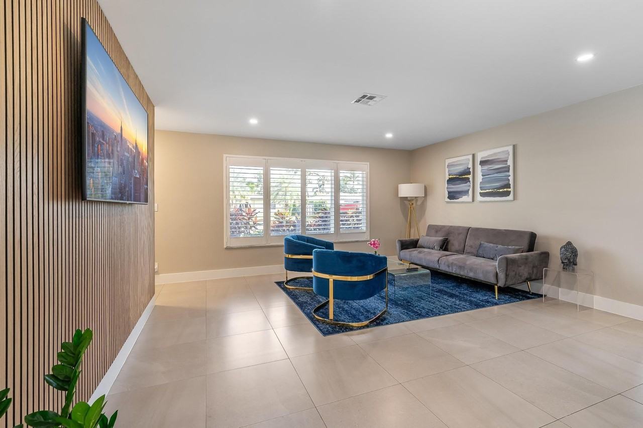 300 Se 8th Ct - Photo 4 of 25