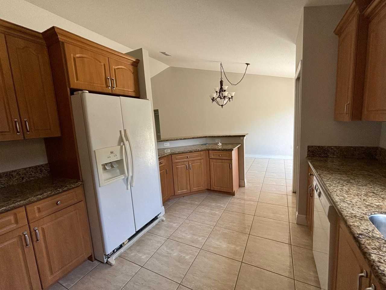 1341 Sw Oriole Ln - Photo 3 of 30