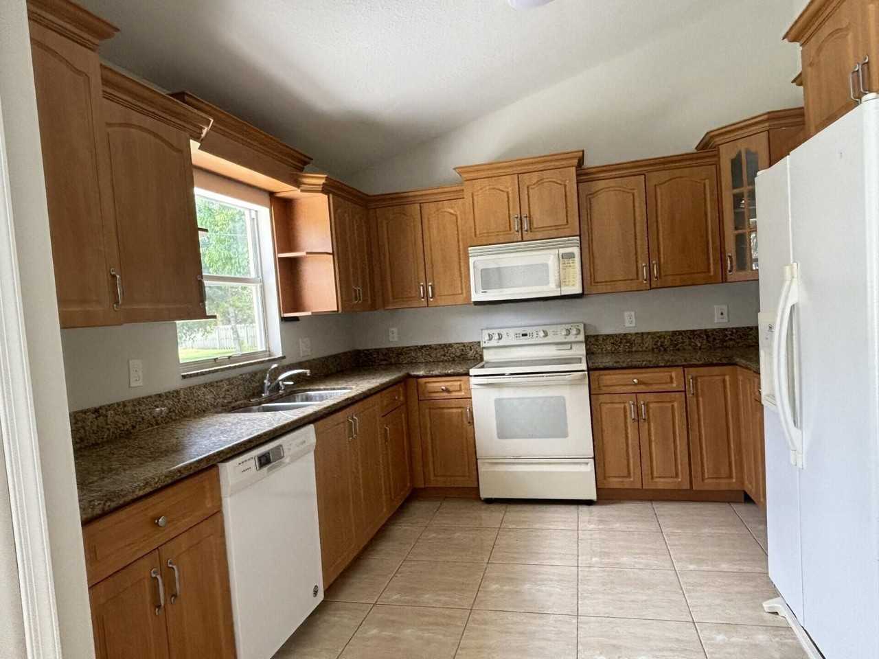 1341 Sw Oriole Ln - Photo 4 of 30