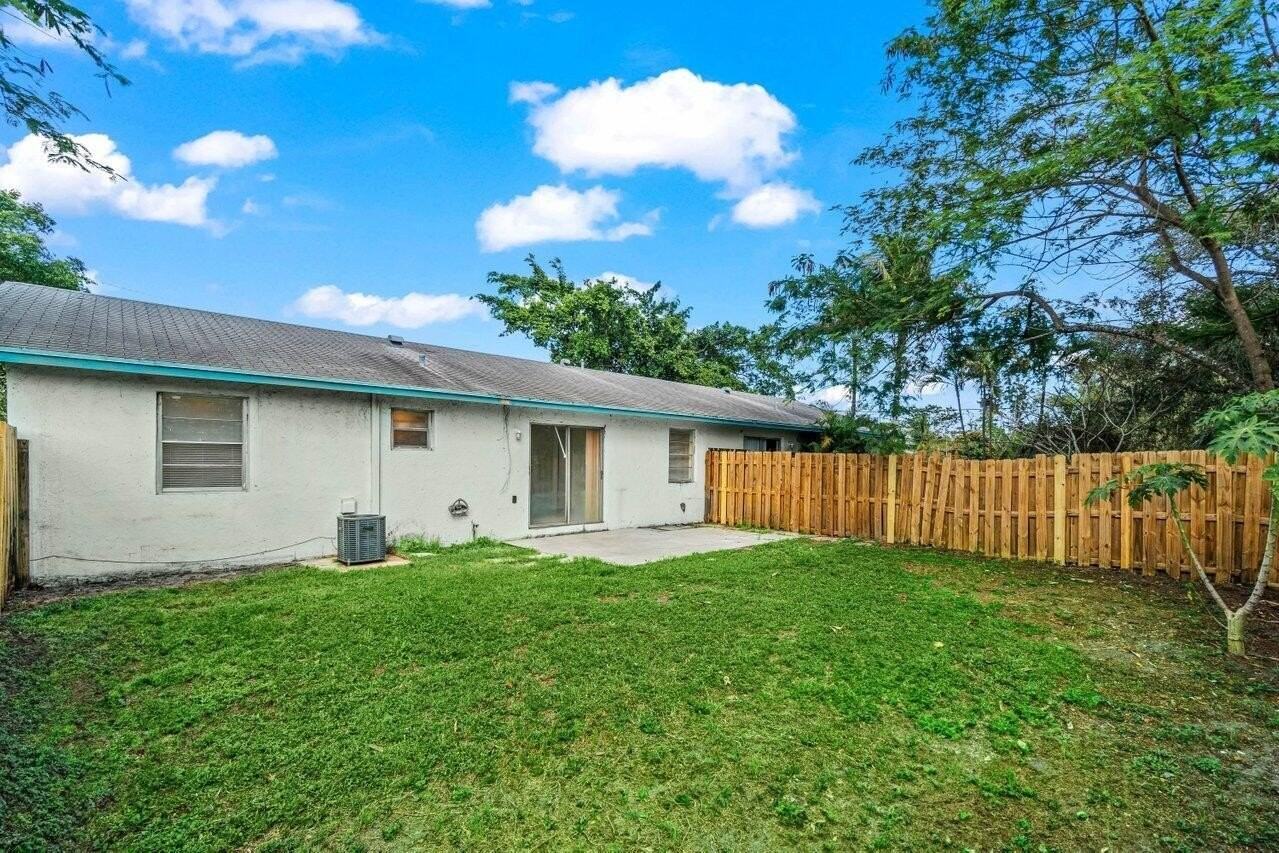 4863 Gulfstream Rd - Photo 4 of 20