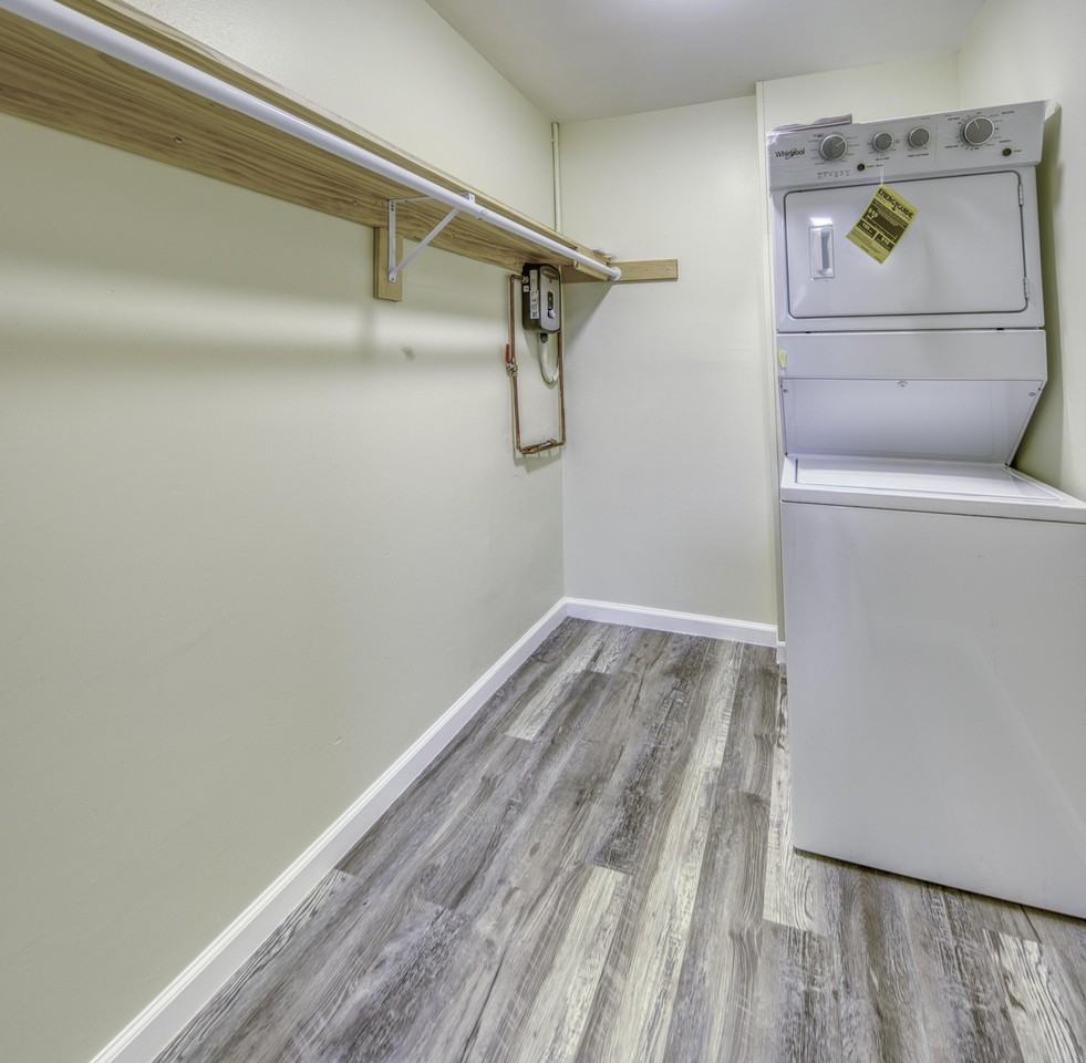 223 N E St #4 - Photo 4 of 11