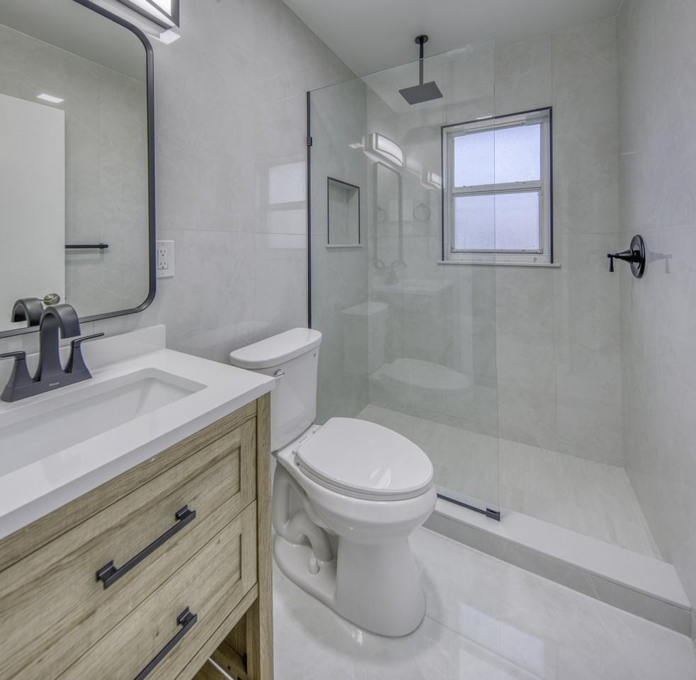 223 N E St #4 - Photo 5 of 11