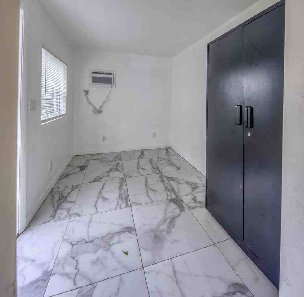 519 S M St #2REAR - Photo 6 of 12