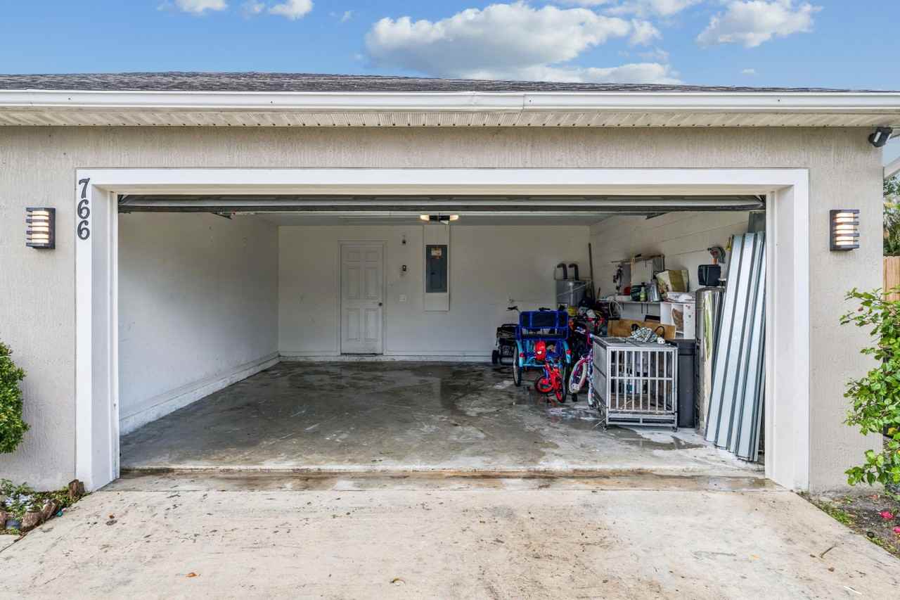 766 Se Academy Ln - Photo 4 of 37