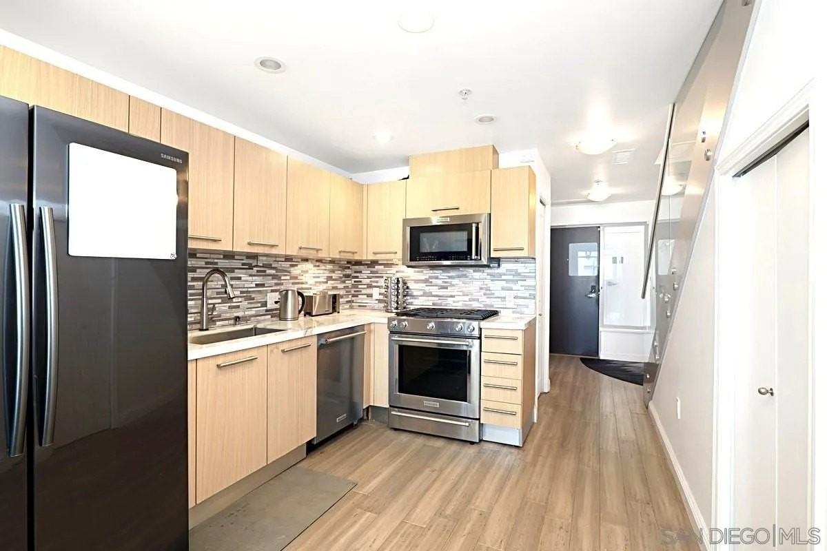 825 W Beech St #301 - Photo 5 of 16