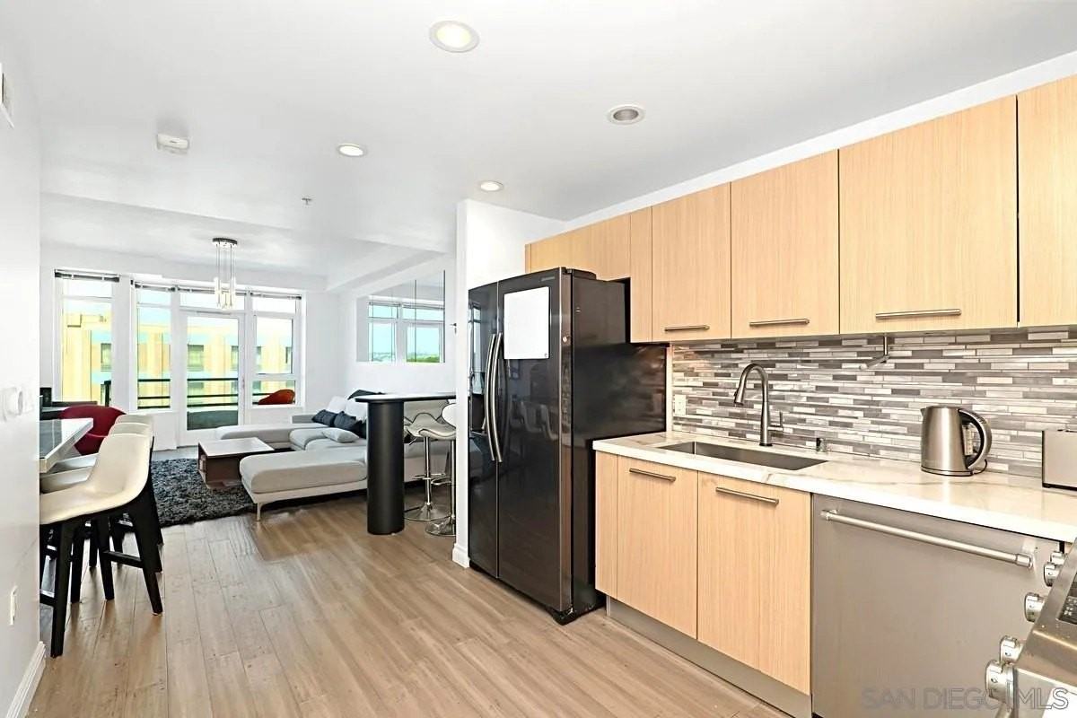 825 W Beech St #301 - Photo 6 of 16