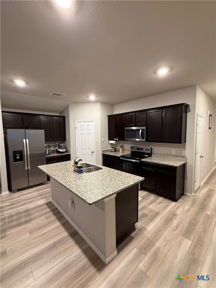 146 Ellenora Dr - Photo 2 of 7