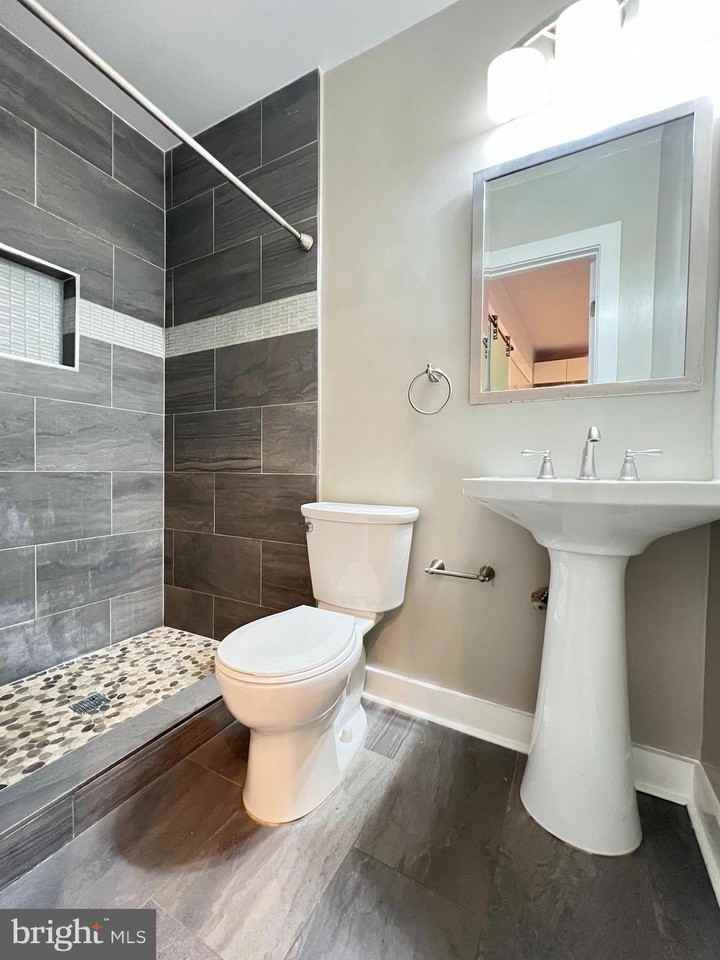 1620 E St Ne #3 - Photo 4 of 13