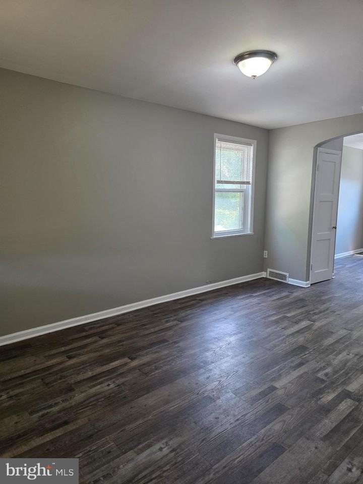 835 E Cold Spring Ln - Photo 3 of 19