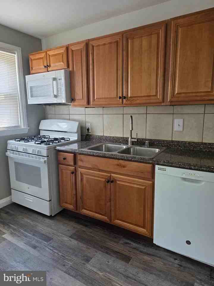 835 E Cold Spring Ln - Photo 7 of 19