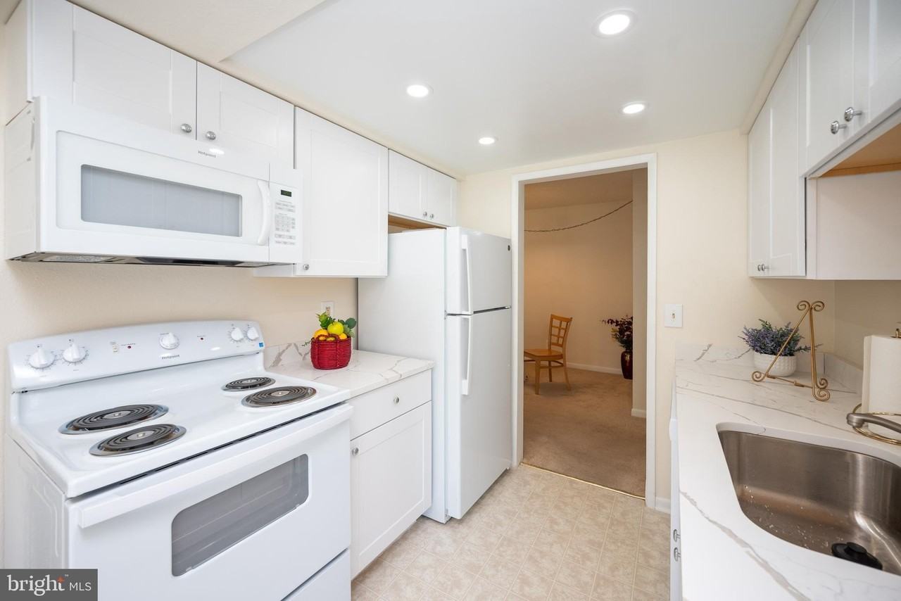 15301 Beaverbrook Ct #89-1B - Photo 4 of 22
