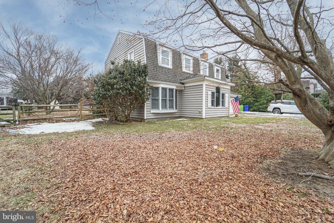 211 Queen Anne Rd - Photo 2 of 33