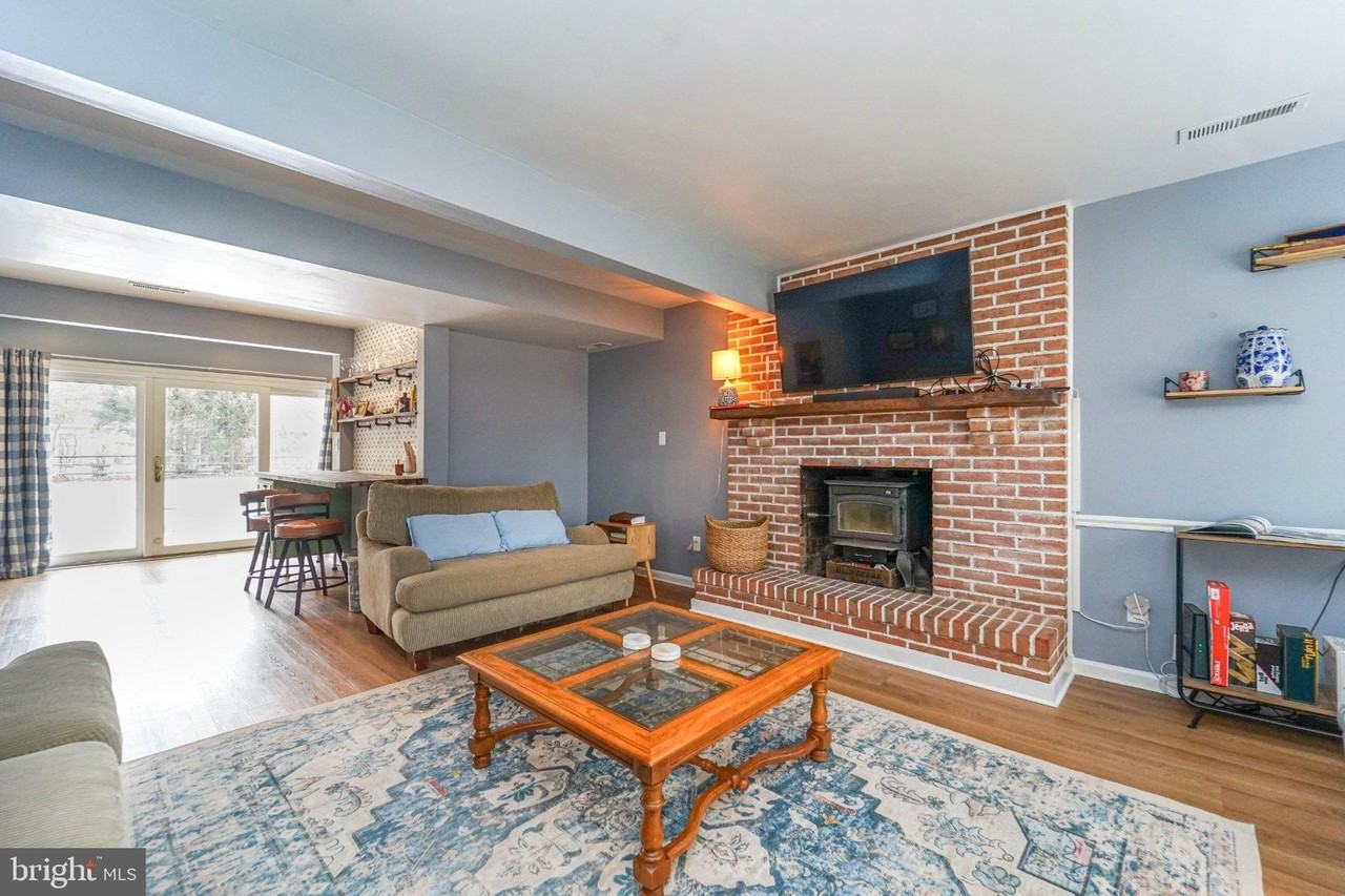 211 Queen Anne Rd - Photo 3 of 33