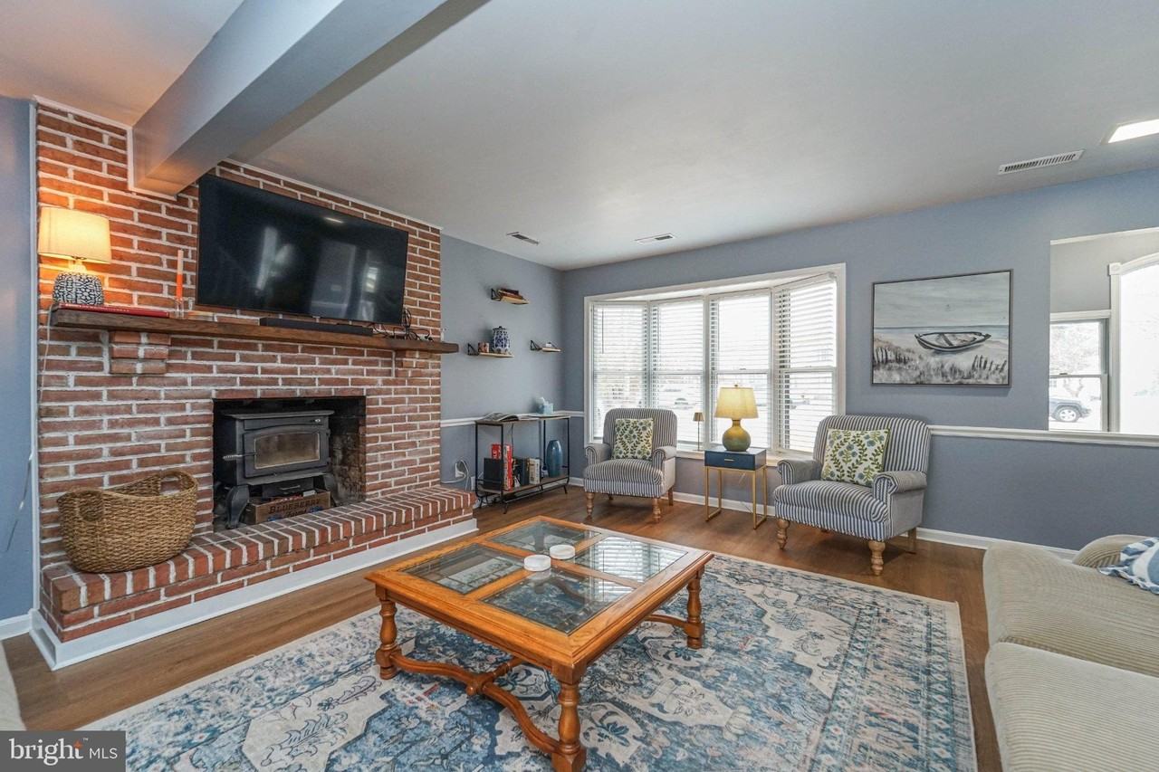 211 Queen Anne Rd - Photo 4 of 33