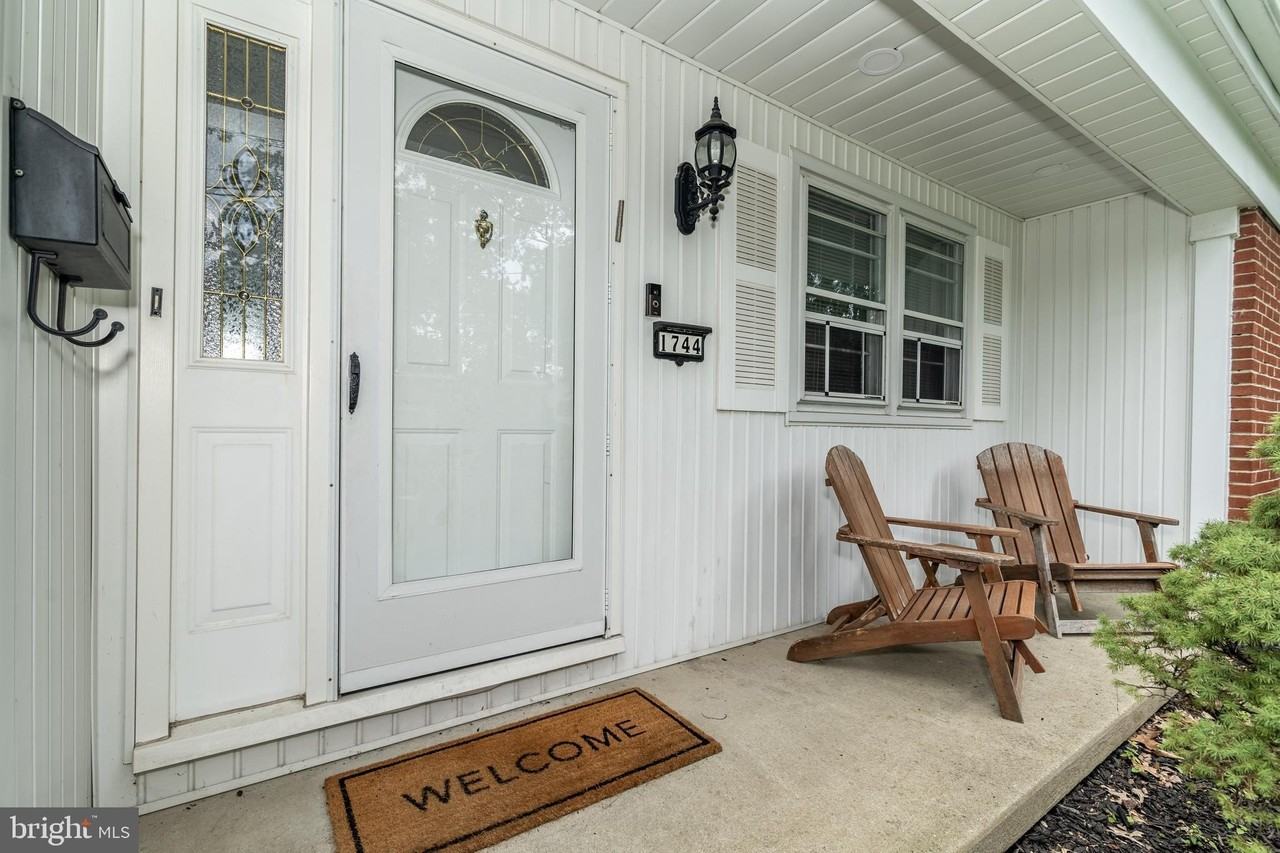 1744 Lark Ln - Photo 4 of 45