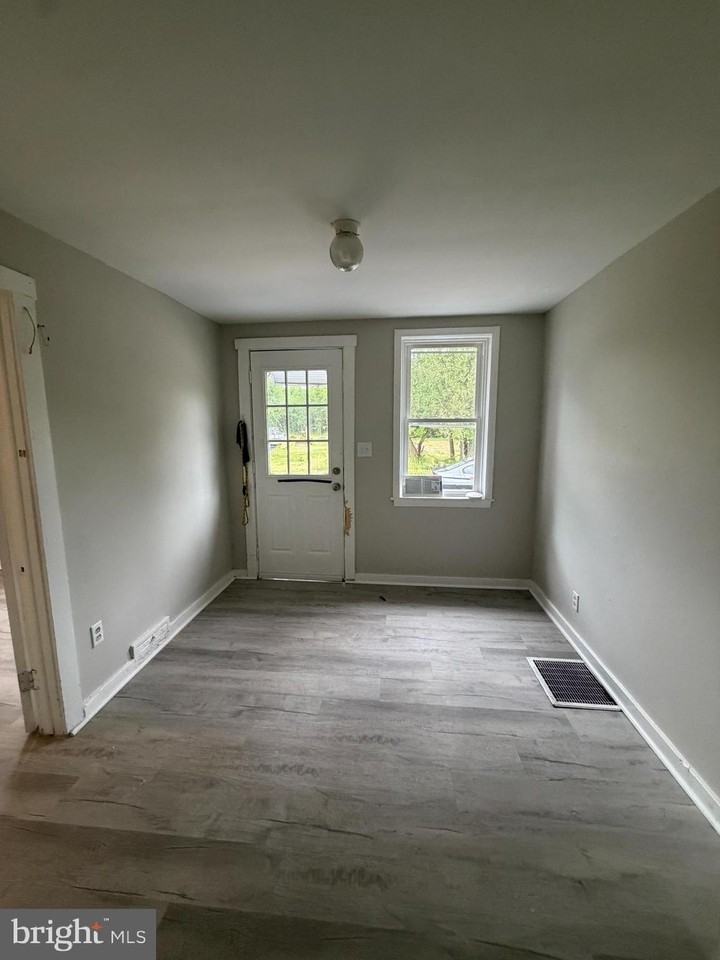 124 Stanger Ave - Photo 3 of 8