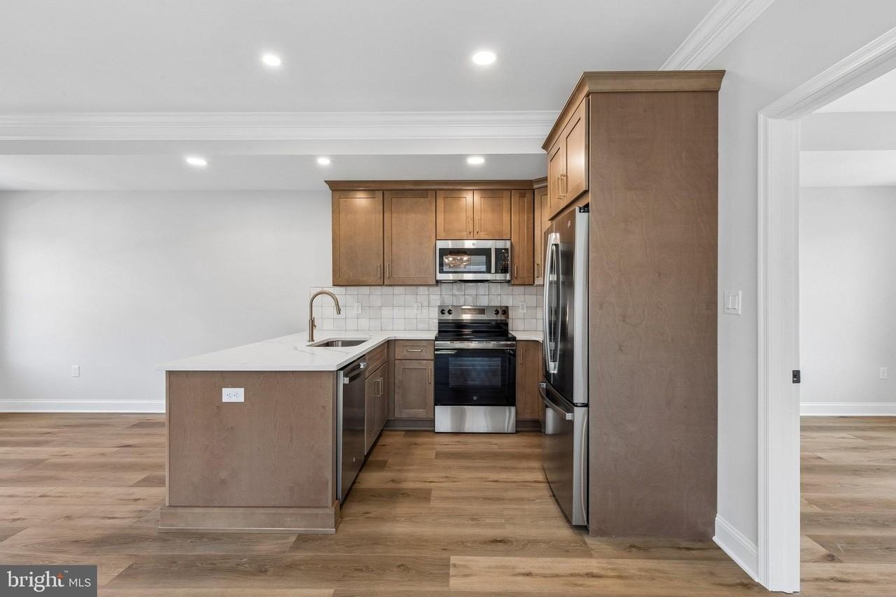 23 Christman St - Photo 6 of 35