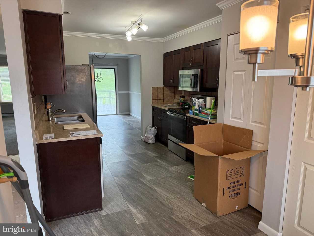 204 Village Rd - Photo 4 of 16
