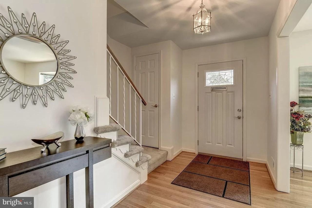 1214 Colonial Rd - Photo 4 of 26