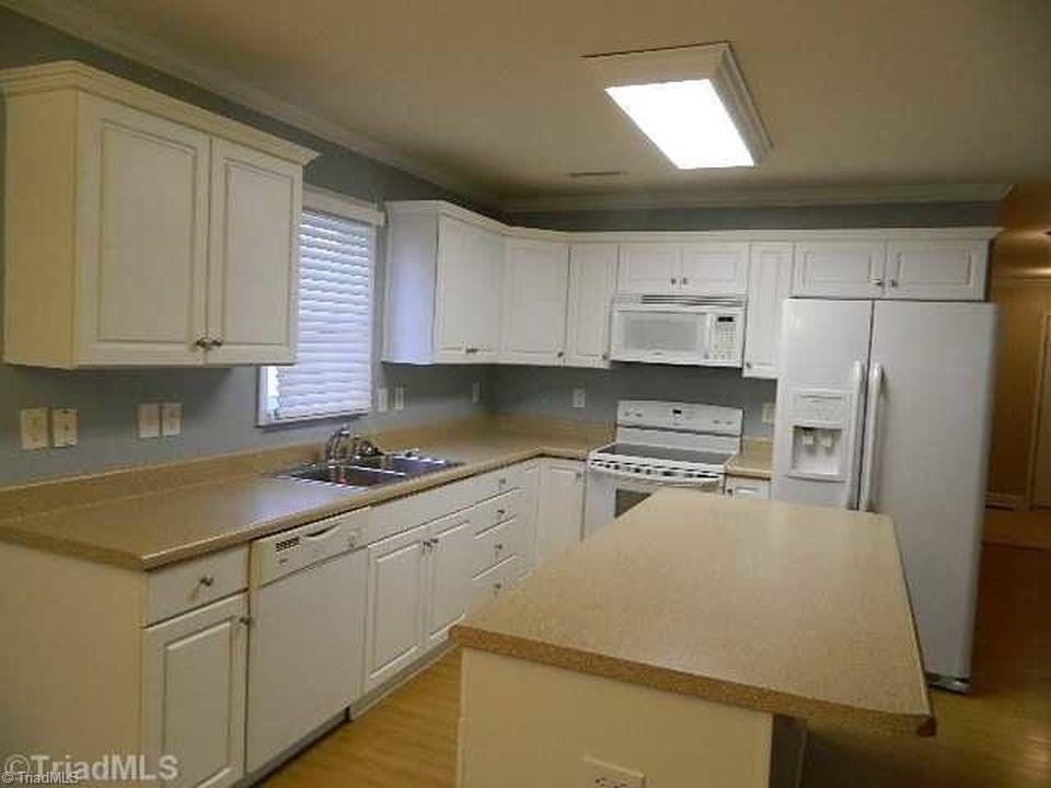 203 Brighton Village Ln - Photo 4 of 16