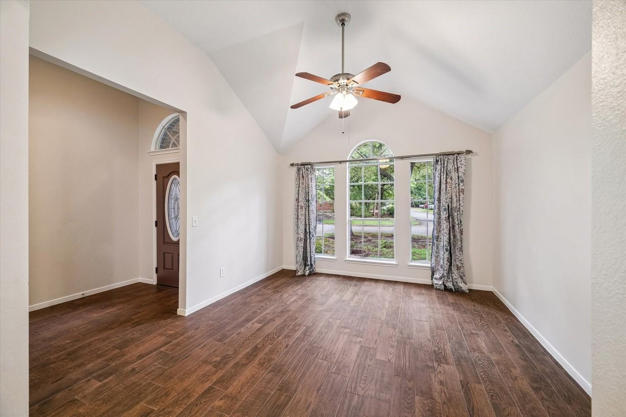 22 N Hollylaurel Cir - Photo 3 of 16