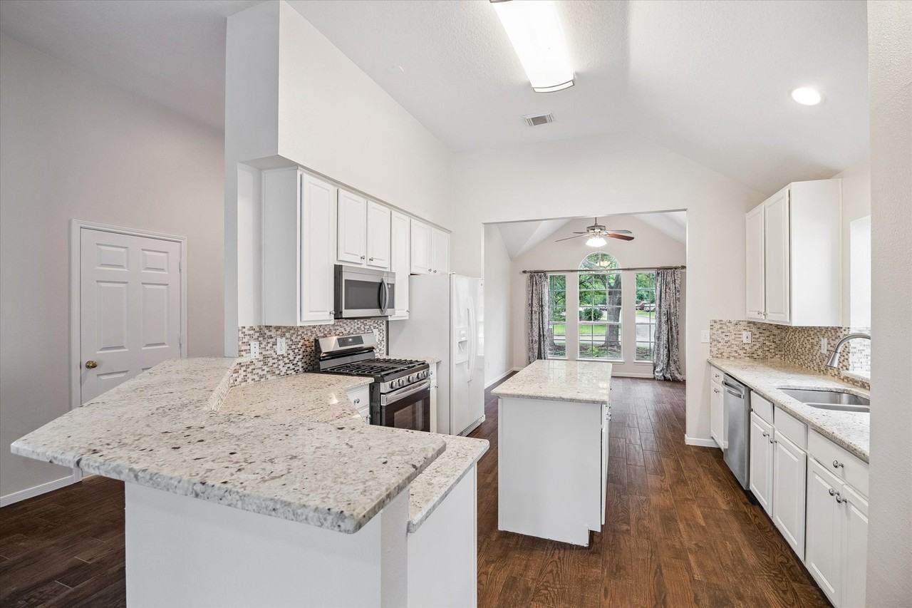 22 N Hollylaurel Cir - Photo 6 of 16