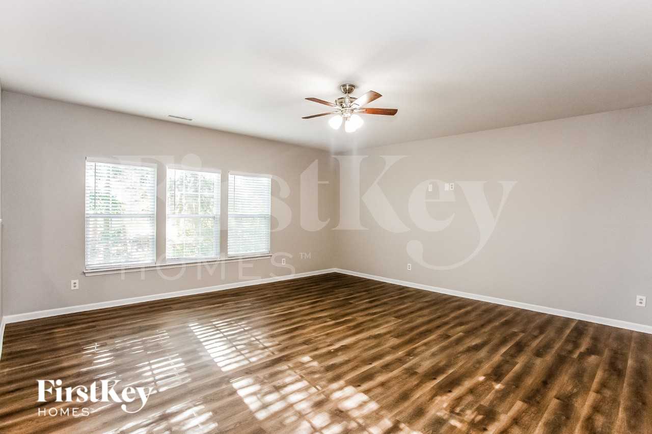 727 Sinclair Dr - Photo 4 of 19