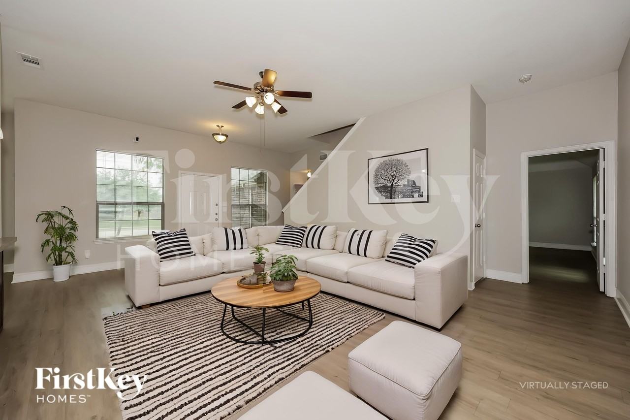 15630 Gatsby Ln - Photo 3 of 19