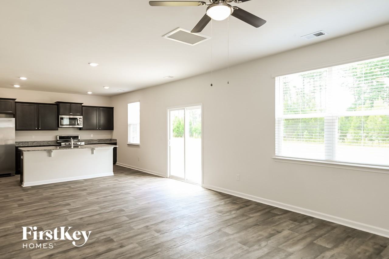 196 Greenwich Dr - Photo 2 of 15