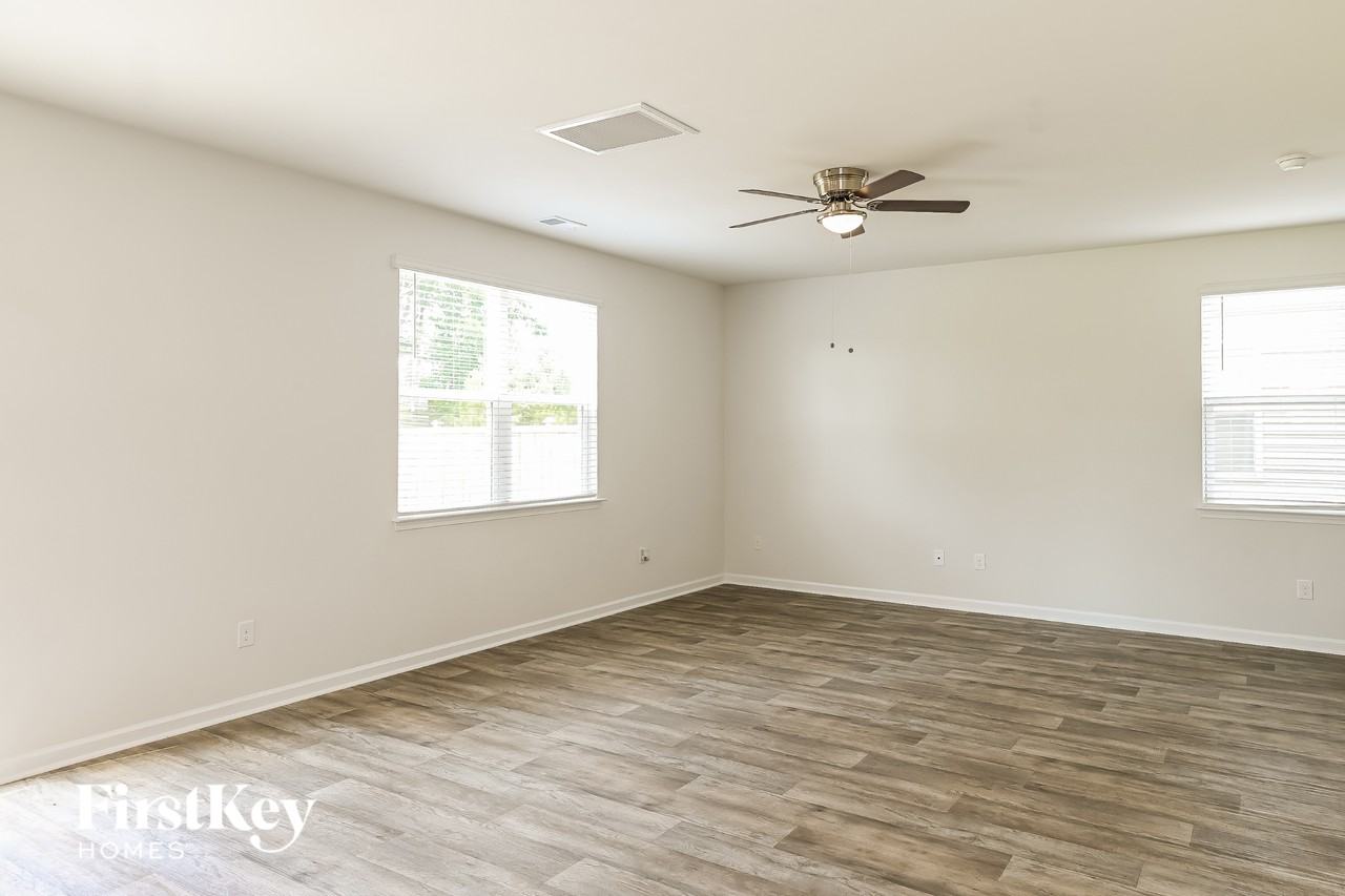 196 Greenwich Dr - Photo 3 of 15