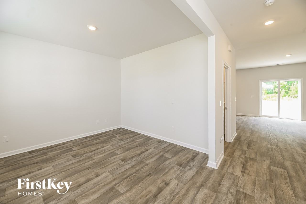 196 Greenwich Dr - Photo 4 of 15