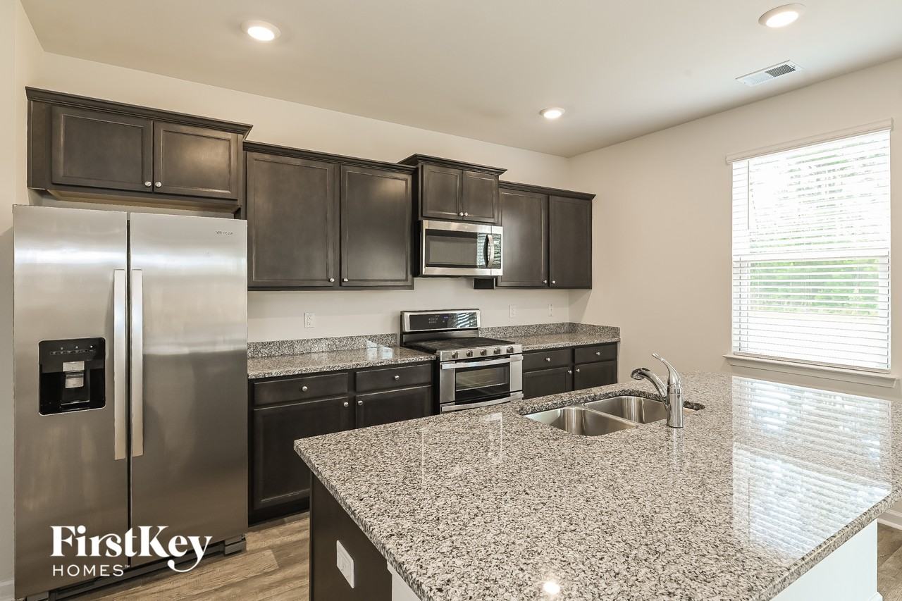196 Greenwich Dr - Photo 5 of 15