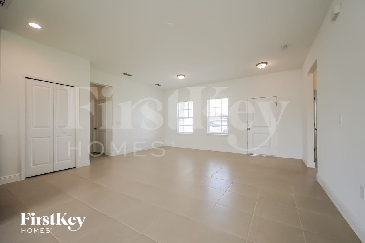 318 W Aster Ct - Photo 3 of 16