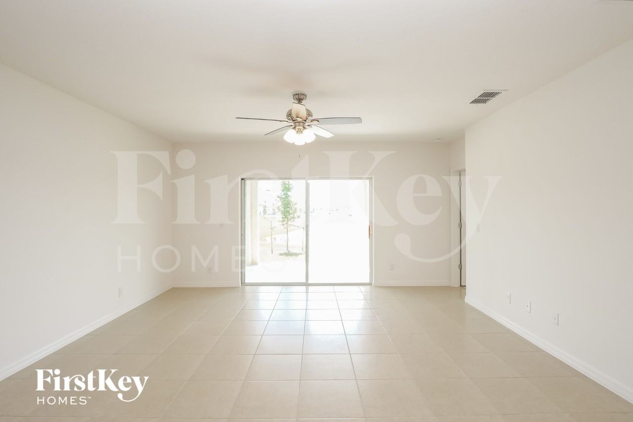 5086 Royal Point Ave - Photo 2 of 16