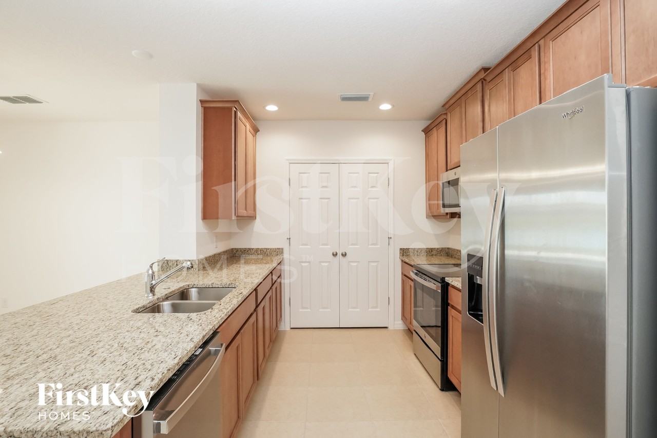5086 Royal Point Ave - Photo 4 of 16