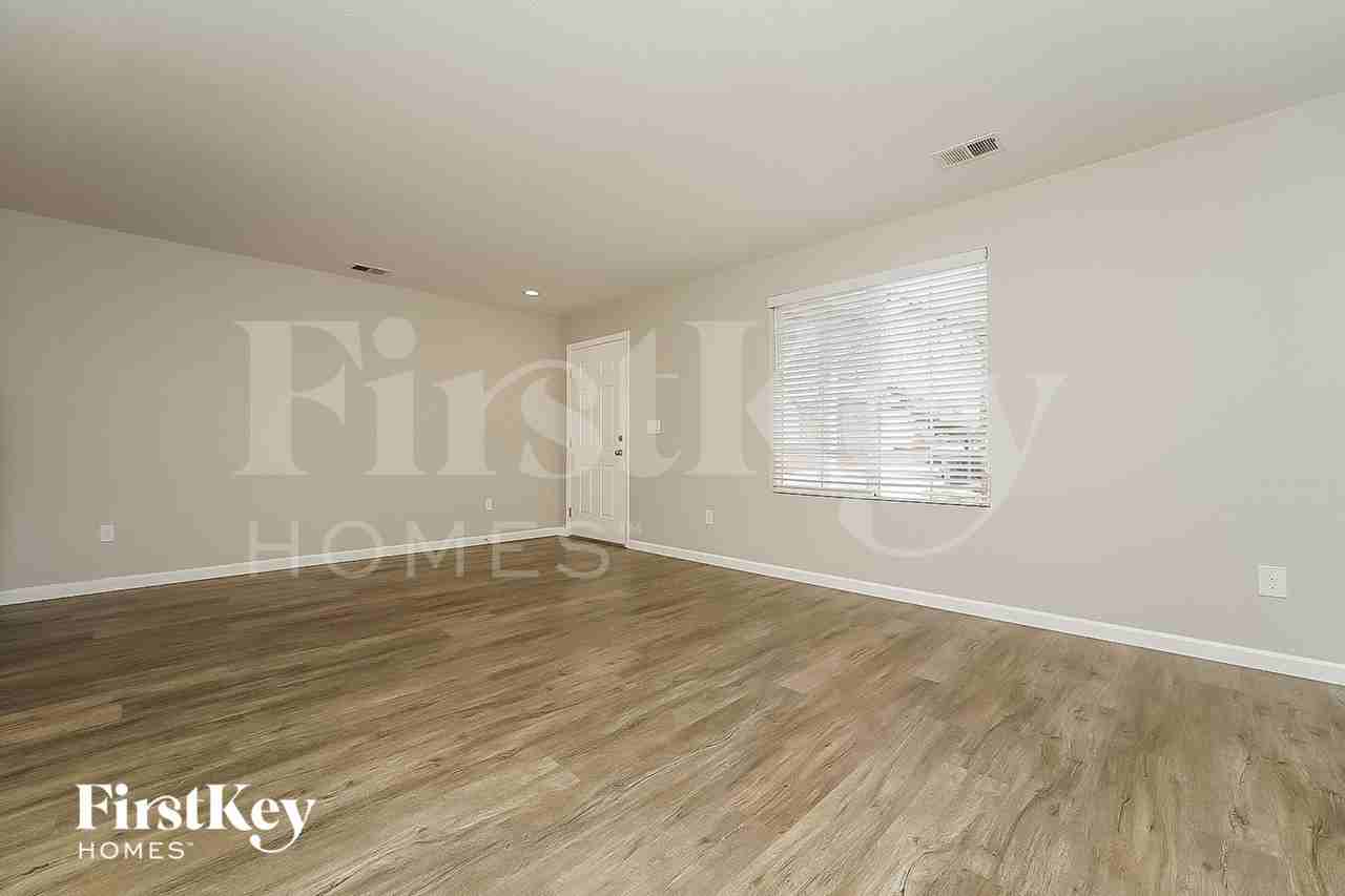 10123 Elm Ct - Photo 4 of 15