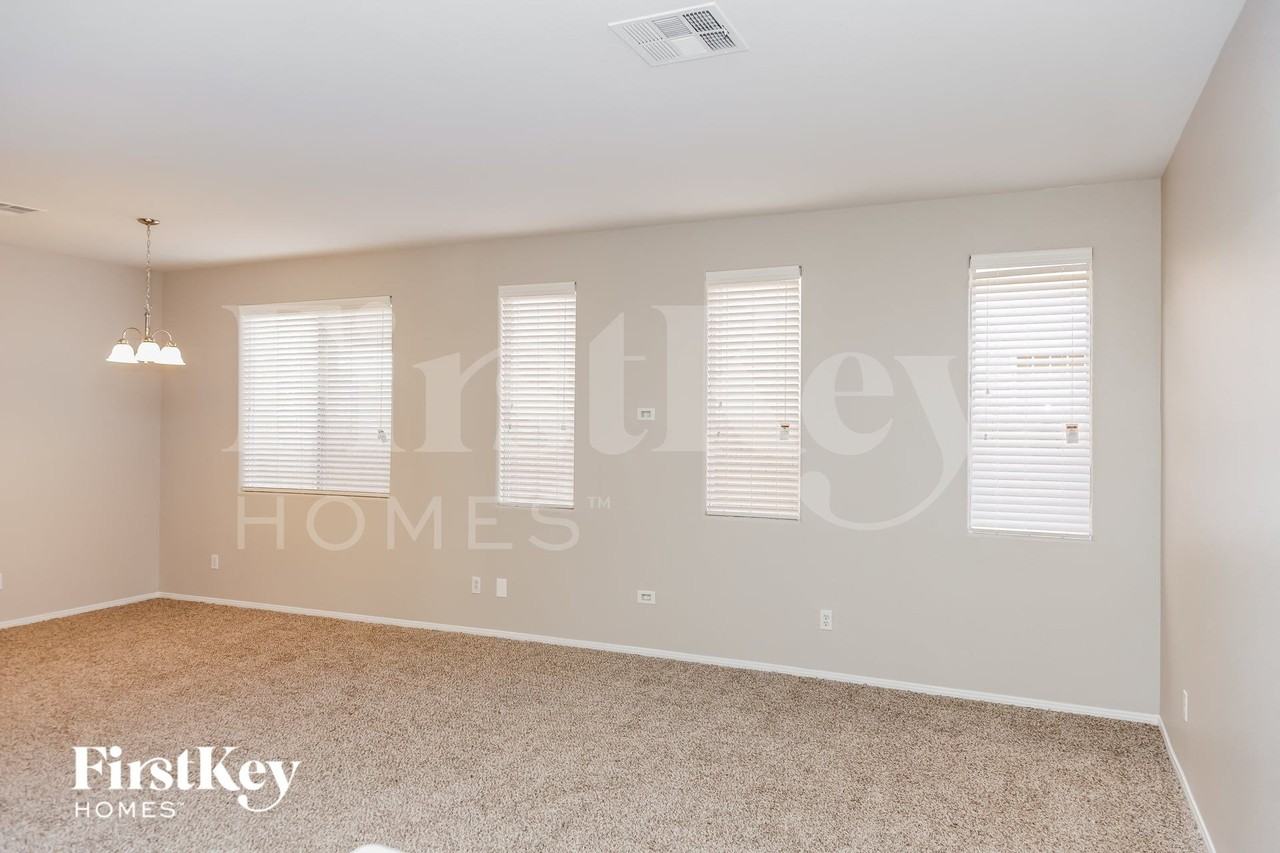 10772 Manchester Park Dr - Photo 3 of 15
