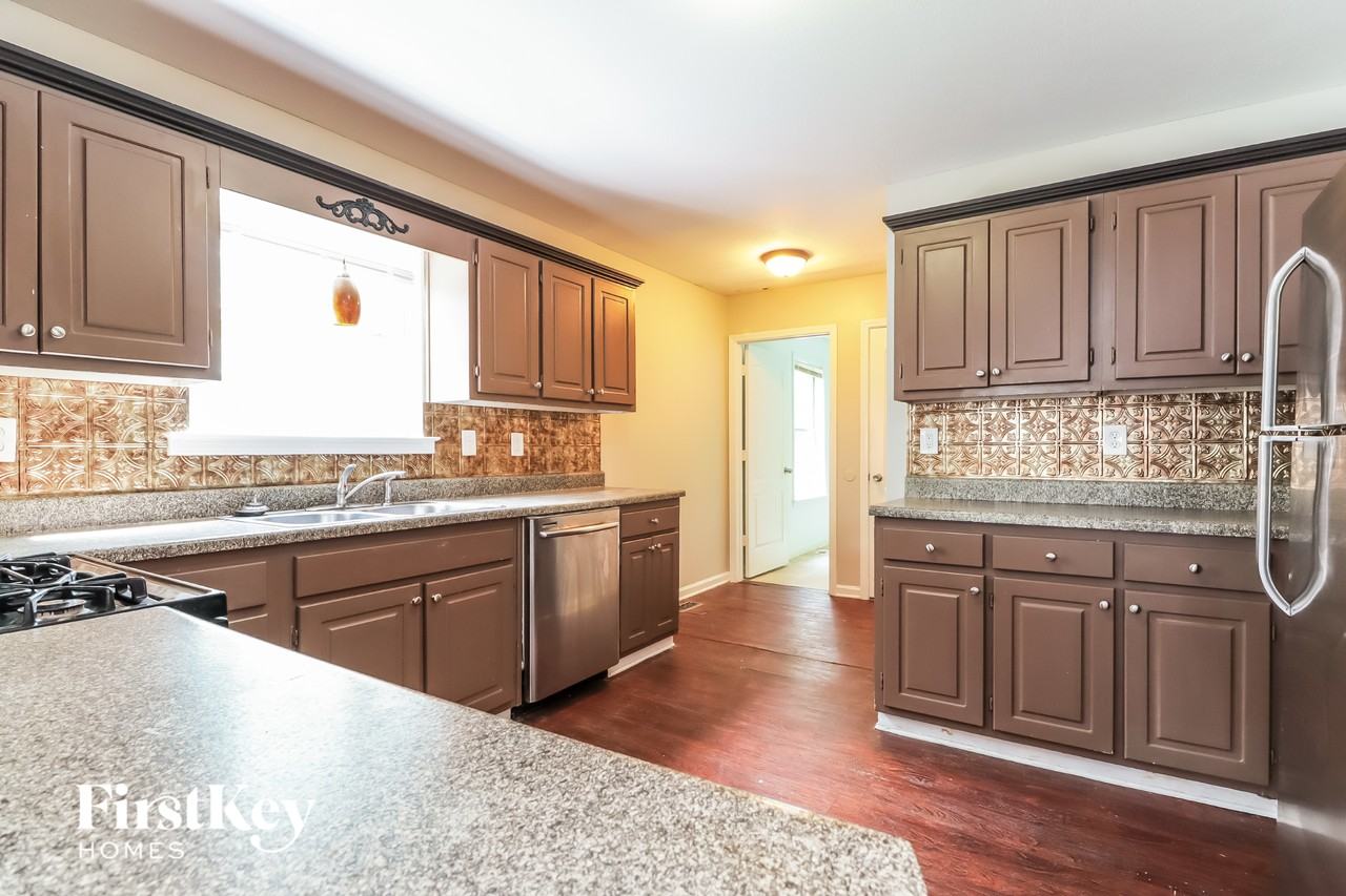 230 Saint Charles Ave - Photo 5 of 15