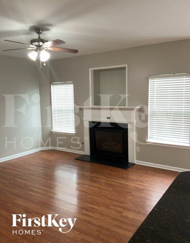 1878 S Hampton Ln Se - Photo 2 of 10