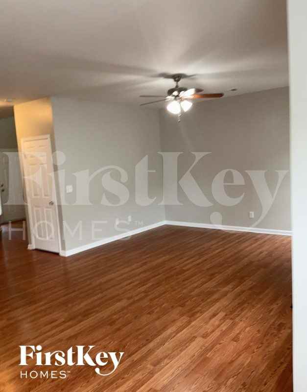1878 S Hampton Ln Se - Photo 3 of 10