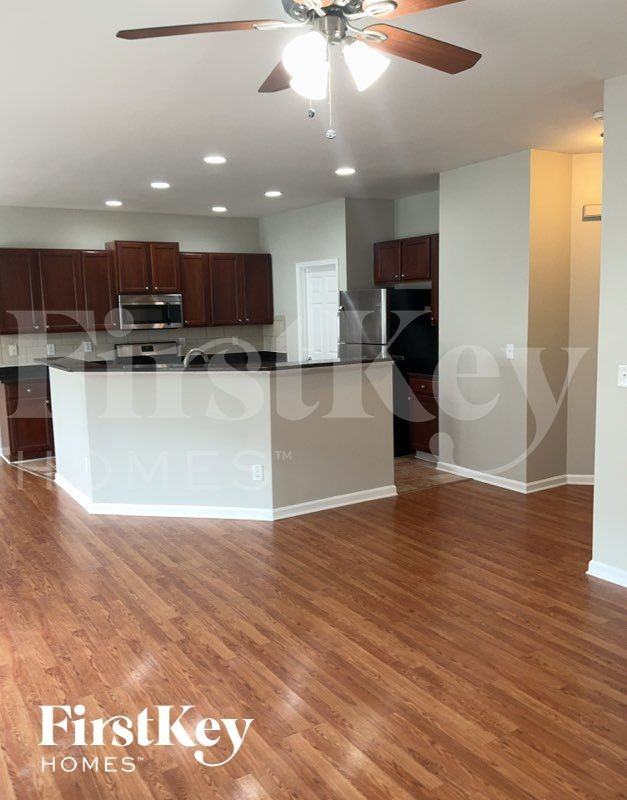 1878 S Hampton Ln Se - Photo 4 of 10