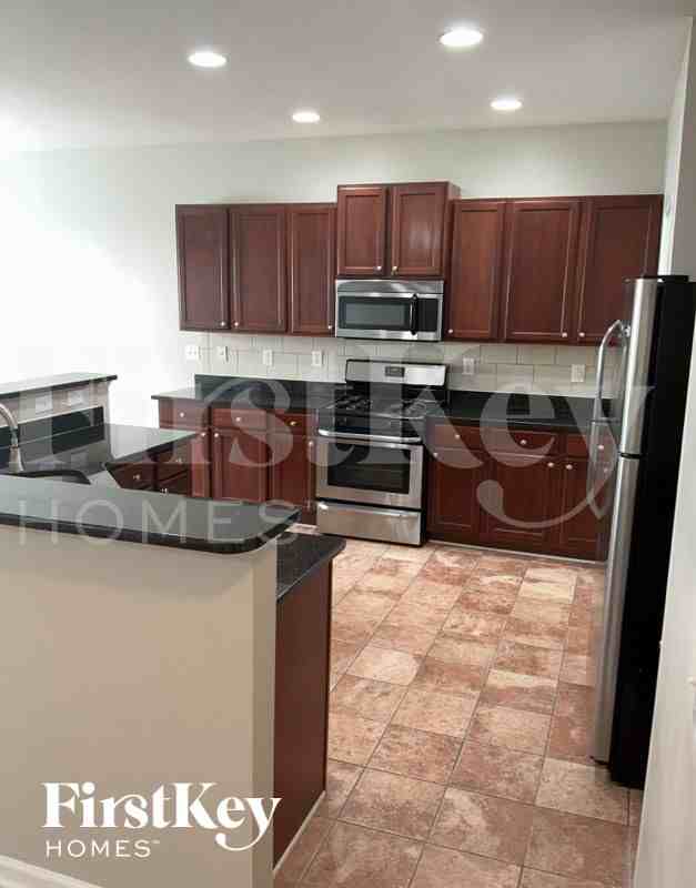 1878 S Hampton Ln Se - Photo 5 of 10